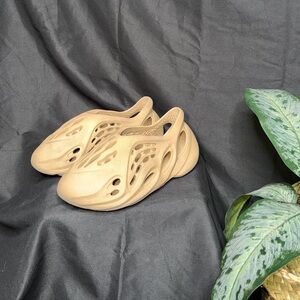Yeezy Tan Foam runners